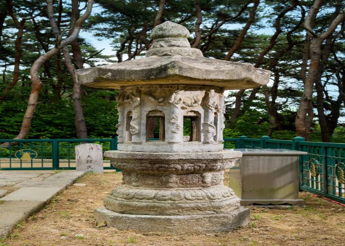 신륵사 보제존자석종 앞 석등(神勒寺 普濟尊者石鍾 앞 石燈)