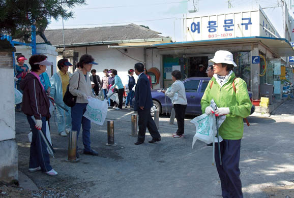 여주군 자원봉사단체협의회의 가로청소 자원봉사활동 이미지