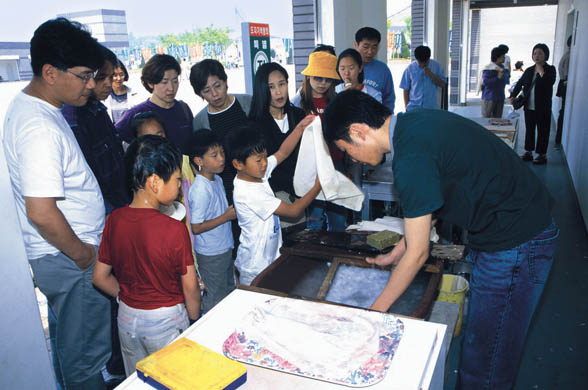 2002 여주 도자기축제 때 여주예총이 개최한 한지체험행사 이미지