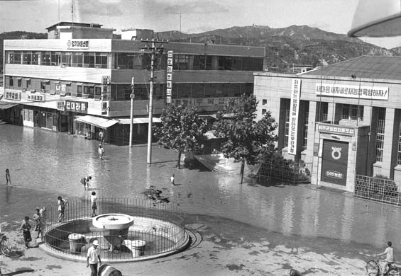 1972년 대홍수로 물에 잠긴 농협과 중앙통 입구 이미지