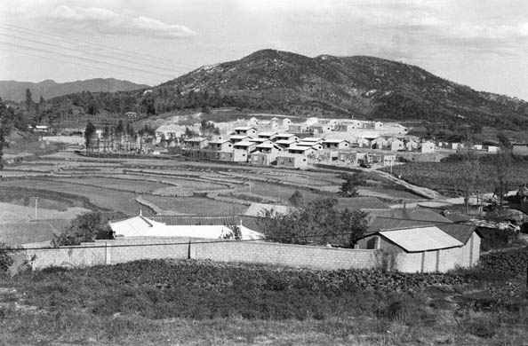 1972년 대홍수로 인해 흥천면 양촌리 주민들이 집단 이주한 대신면 보통3리 전경 이미지