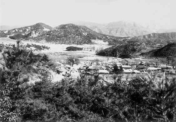 1970~1980년대의 고달사지 부근 전경. 지금은 사라진 옛 마을이 보인다