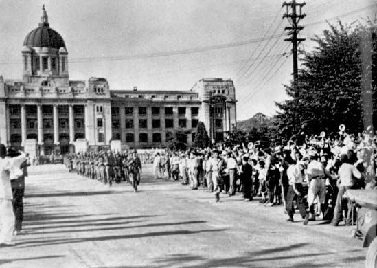 1945년 9월 9일 총독부청사를 장악한 후 시가행진을 하는 미군