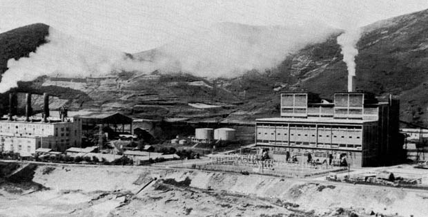 1965년에 건설된 영월화력발전소(왼쪽은 구 영월화전이다)